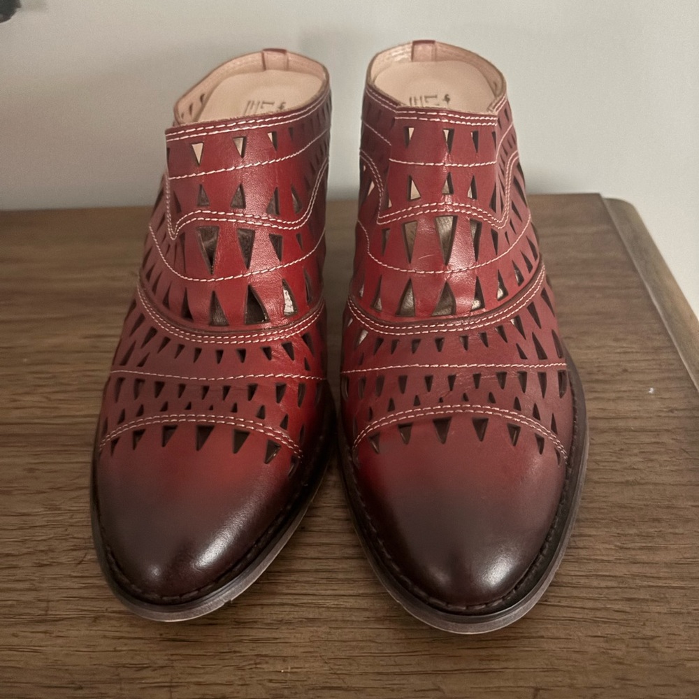 L’artiste Sprin Step Red Ombre Cutout Leather clogs 39/8